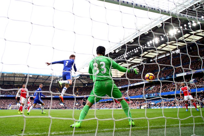 Hạ gục Arsenal 3-1 cuối tuần qua, Chelsea đã giành chiến thắng 16 trận trong 18 trận đấu Ngoại hạng Anh gần nhất, một phong độ thăng hoa giúp họ bỏ xa đội thứ nhì đến 9 điểm. The Blues đang sở hữu 59 điểm qua 24 vòng đấu, đạt tỷ lệ trung bình 2,49 điểm mỗi trận.