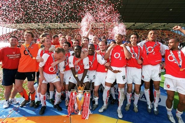 5. Arsenal mùa 2003/04 (90 điểm): Pháo thủ vô địch Premier League với thành tích bất bại, được tặng riêng chiếc cúp vàng đầu tiên và duy nhất tính đến nay. Có thể nói Arsenal mùa 2003/04 là một trong những đội bóng đáng xem nhất lịch sử.
