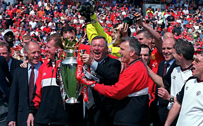 3. MU mùa 1999/2000: Mùa giải đặc biệt nhất lịch sử Manchester United khi họ lội ngược dòng thần kỳ để vô địch Champions League. MU cũng thống trị đấu trường quốc nội khi đoạt cả Premier League (91 điểm) và FA Cup. "The Red Devils" đến nay vẫn tự hào là đội bóng nước Anh duy nhất giành cú ăn ba danh hiệu vừa nêu.