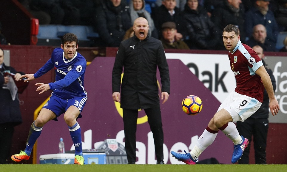 Ở khoảng thời gian còn lại, Chelsea đã rất cố gắng triển khai thế trận tấn công. Ảnh: Daily Mail.