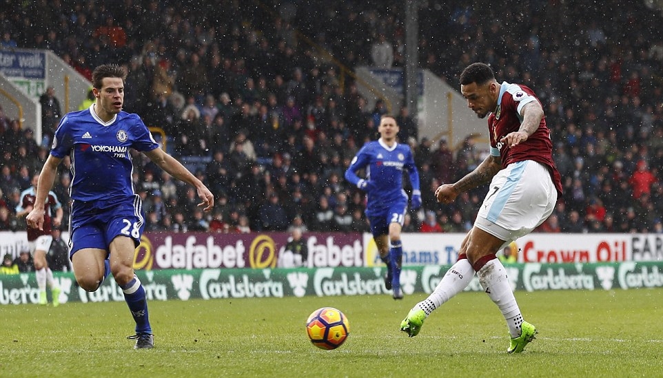 Ngược lại, đội chủ sân Turf Moor cũng cho thấy sự nguy hiểm trong những cơ hội ít ỏi của mình. Ảnh: Daily Mail.