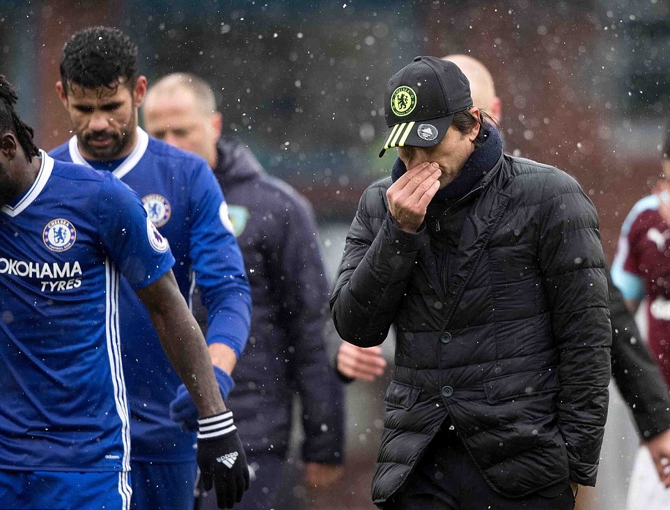 Với kết quả này, đoàn quân của HLV Antonio Conte đối mặt với nguy cơ bị thu ngắn khoảng cách khi Man City nhiều khả năng sẽ có ba điểm trong chuyến hành quân đến sân Dean Court của Bournemouth vào ngày mai. Ảnh: Daily Mail.