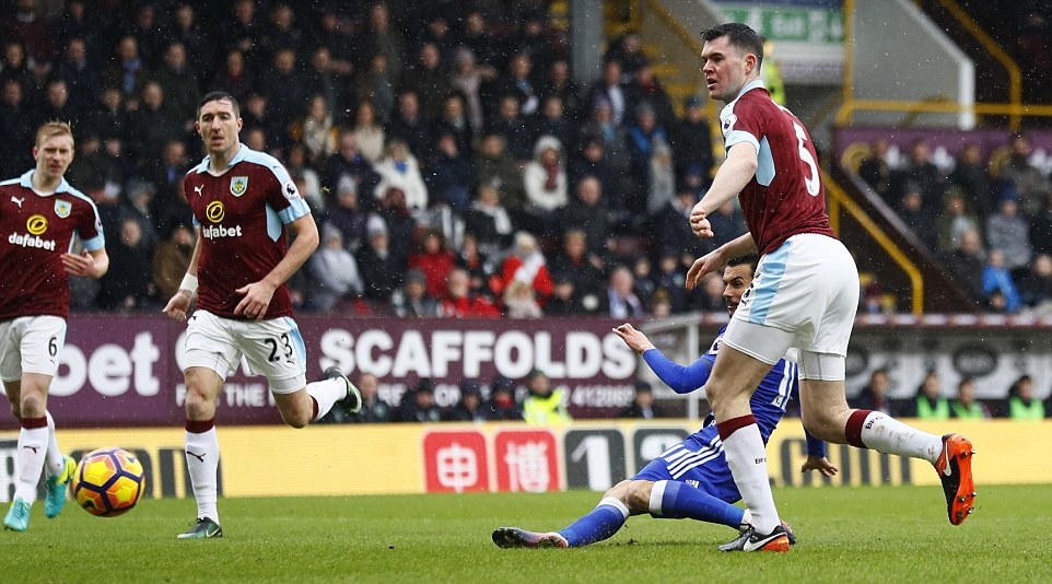 Và sau một vài cơ hội ngon ăn, đội bóng với biệt danh The Blues đã có thể khai thông thế bế tắc ngay phút thứ bảy do công của Pedro. Ảnh: Daily Mail.