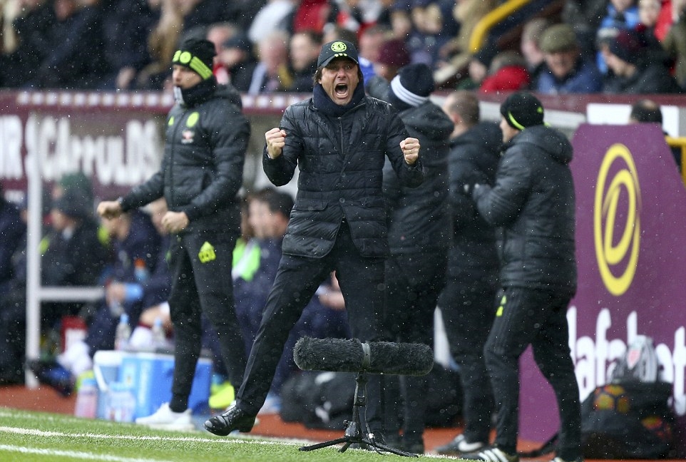 Antonio Conte vẫn cứ cuồng nhiệt như thế mỗi khi đội nhà có bàn thắng. Ảnh: Daily Mail.