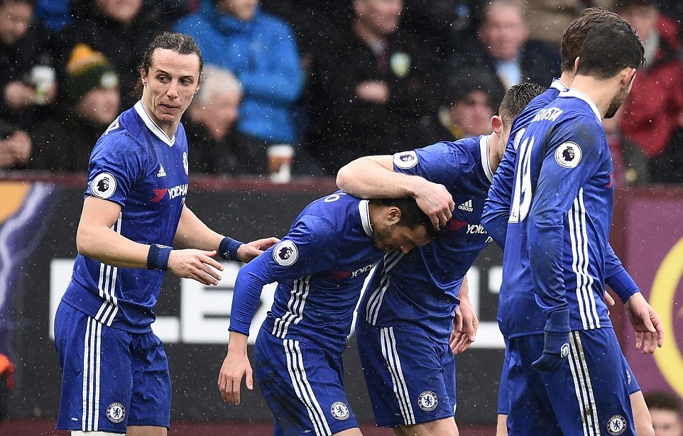 Các đồng đội đến chia vui với chân sút 29 tuổi. Ảnh: Daily Mail.