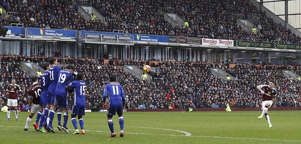 14 phút sau, Robert Brady khiến sân vận động Turf Moor như nổ tung với siêu phẩm sút phạt hàng rào quân bình tỷ số cho Burnley. Ảnh: Daily Mail.