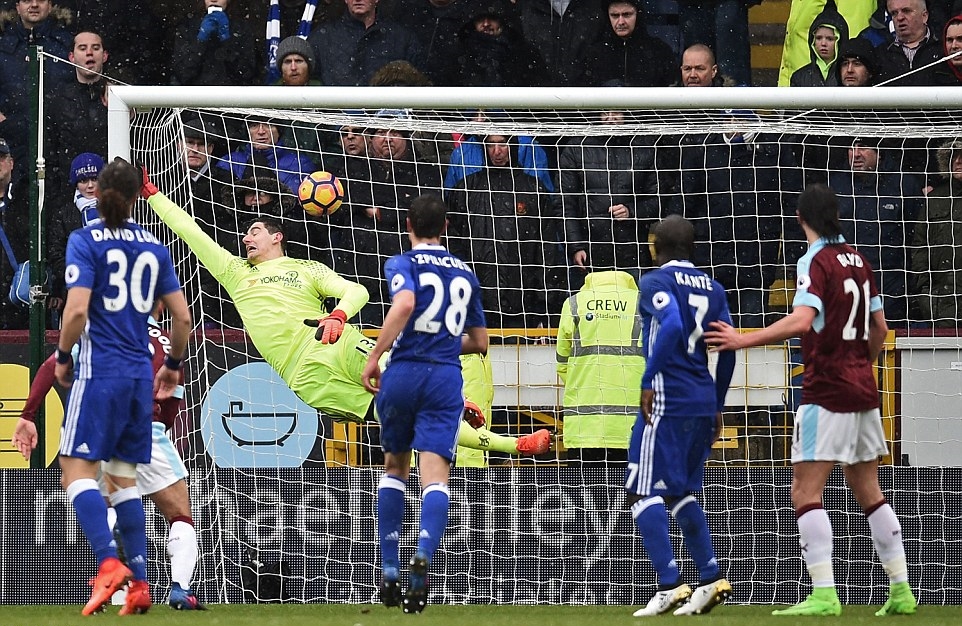 Thibaut Courtois bất lực trước tuyệt phẩm của tiền vệ người Ireland. Ảnh: Daily Mail.