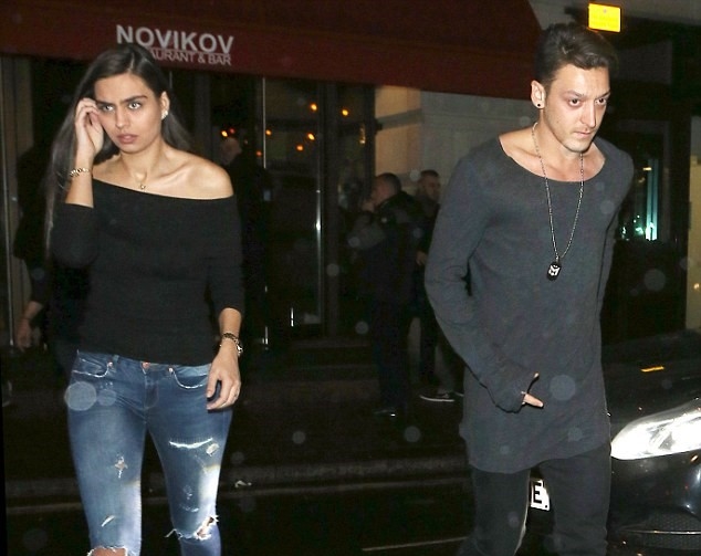 Ngay sau đó, Mesut Oezil xuất hiện cùng một cô gái lạ mặt.