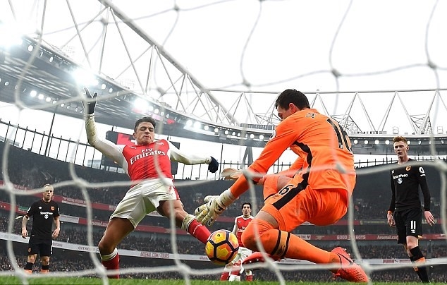 Trọng tài Mark Clattenburg đã sai lầm khi công nhận bàn thắng mở tỷ số bằng tay của Alexis Sanchez ở phút 34. Ngay sau đó, vị vua áo đen này đã phải công khai xin lỗi người hâm mộ vì nhầm lẫn đáng trách.