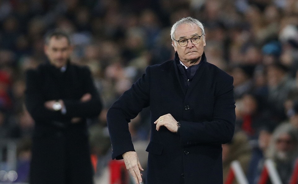 Kết quả này khiến thầy trò HLV Claudio Ranieri chỉ còn cách nhóm rớt hạng đúng chỉ một điểm. Ảnh: Daily Mail.