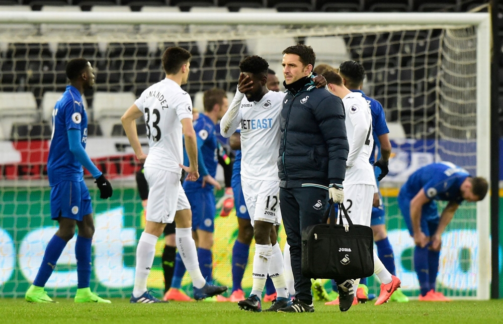 Dù tiền vệ Nathan Dyer sớm phải rời sân ngay phút thứ bảy của trận đấu do chấn thương khiến không ít người hâm mộ chủ nhà lo lắng. Ảnh: Mirror.