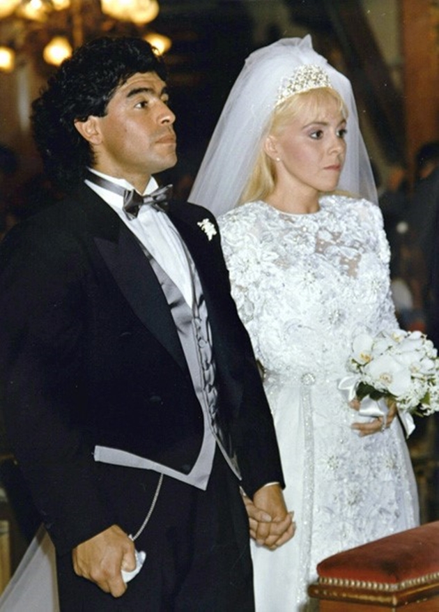 Vợ đầu của Maradona là bà Claudia Villafane. Cặp tình nhân kết hôn vào ngày 7/11/1984 và chia tay năm 2004. Họ có với nhau 2 cô con gái.