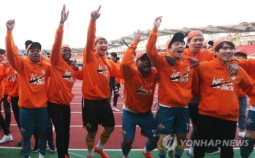 Nhiều cầu thủ giúp Gangwon FC thăng hạng vẫn chưa được thanh toán hết các chế độ. Ảnh: Yonhap.