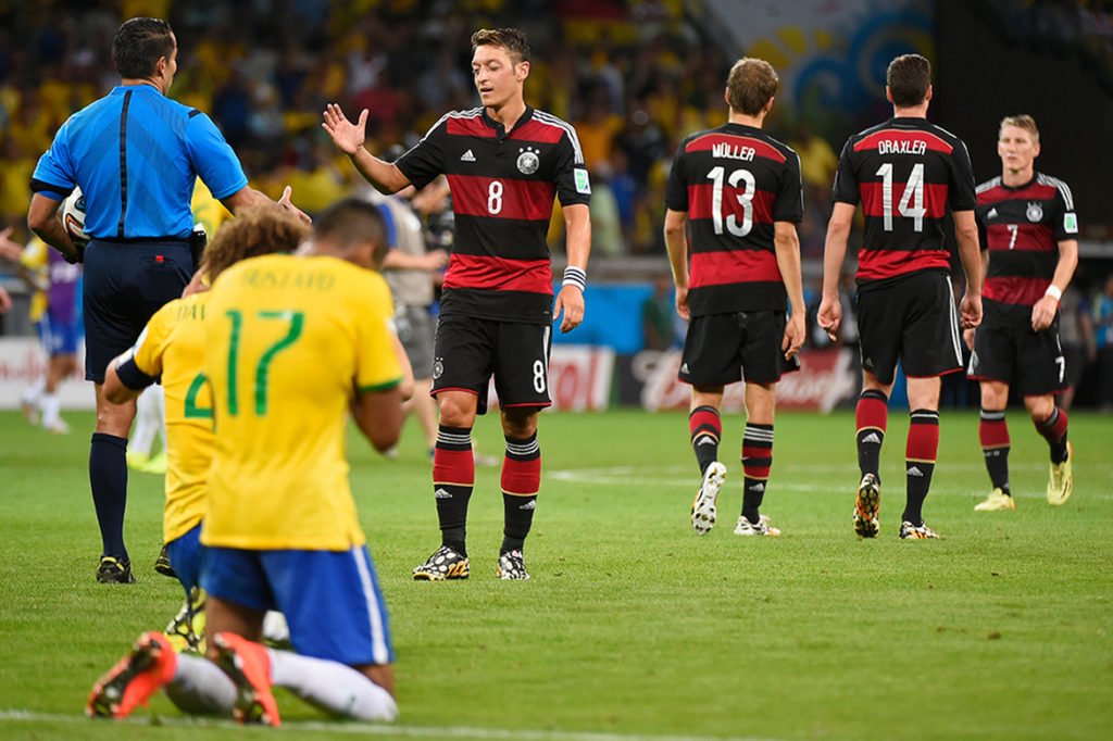 3. Brazil 1-7 Đức (Bán kết World Cup 2014): Dù đi tới bán kết với những kết quả không ấn tượng, thế nhưng trước trận chẳng ai nghĩ đến một màn thảm sát mà đội chủ nhà giải bóng đá vô địch thế giới là nạn nhân. Thế nhưng chỉ sau 30 phút bóng lăn không ít người hâm mộ bóng đá xứ samba phải bật khóc khi những cầu thủ con cưng của mình đã hứng chịu 5 bàn thua. Dù sau đó, đại diện châu Âu không còn quá mặn mà cho việc gia tăng cách biệt họ vẫn có một chiến thắng đậm đà 7-1. Ảnh: Talksport.