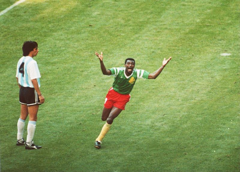 7. Argentina 0-1 Cameroon (Trận khai mạc World Cup 1990): Vào những năm 90, các đội bóng châu Phi không được đánh giá cao. Thế nhưng tại Milan, Cameroon đã gây địa chấn khi quật ngã nhà ĐKVĐ ngay trận mở màn với bàn thắng duy nhất của Francois Omam-Biyik. Tại kỳ World Cup đó, đại diện châu Phi đã vào đến tứ kết, trước khi bị nhận thất bại kịch tính 2-3 trước đội tuyển Anh. Còn Argentina kịp lấy lại tinh thần để tiến thẳng tới trận chung kết nơi họ gục ngã trước nhà vô địch Tây Đức. Ảnh: Talksport.