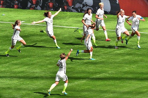 Kinh nghiệm là vũ khí nguy hiểm của Carli Lloyd (10) trong chuyến du đấu châu Âu. Ảnh: Reuters.