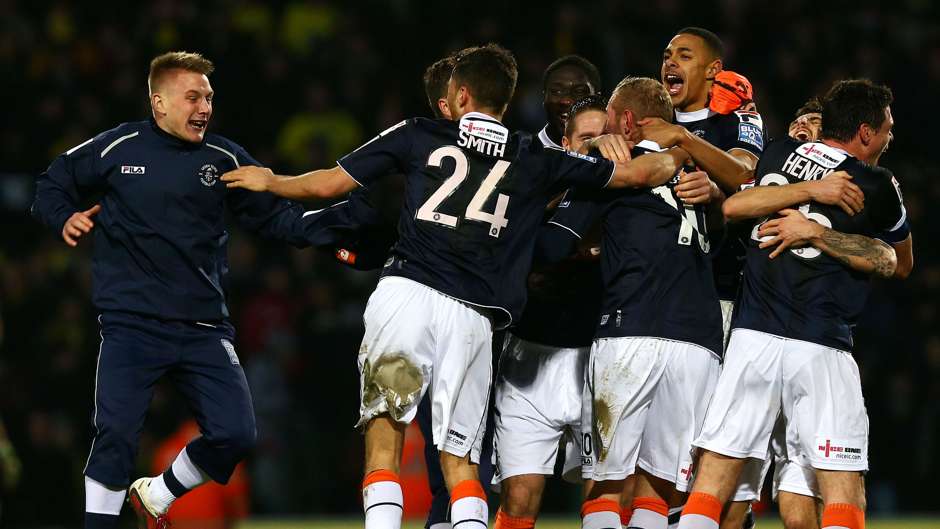 3. Norwich 0-1 Luton Town: Ngày 26 tháng giêng năm 2013. Bàn thắng muộn trên sân Carrow Road đã khiến The Canaries (Chim yến) nhận cú sốc bị loại ngay vòng 4. Đây cũng là lần đầu tiên trong kỷ nguyên Premier League một đội bóng nghiệp dư loại một CLB đang thi đấu ở giải đấu được xem là hấp dẫn nhất hành tinh. Ảnh: Goal.