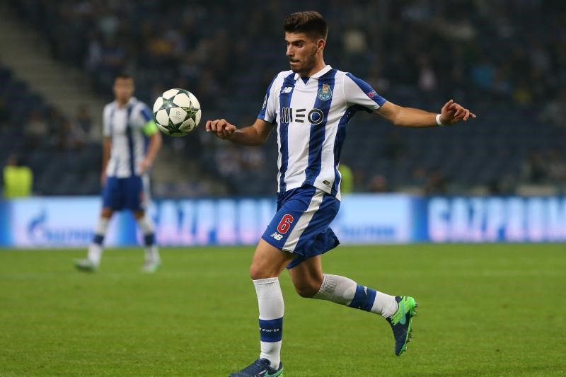 9. Ruben Neves (Porto): Sao trẻ từng được Real Madrid để mắt đang không có được phong độ thực sự tốt ở mùa giải năm nay. Neves đã ra sân 11 lần nhưng hầu hết là từ băng ghế dự bị và mới chỉ có 1 bàn thắng ở giải VĐQG Bồ Đào Nha năm nay.