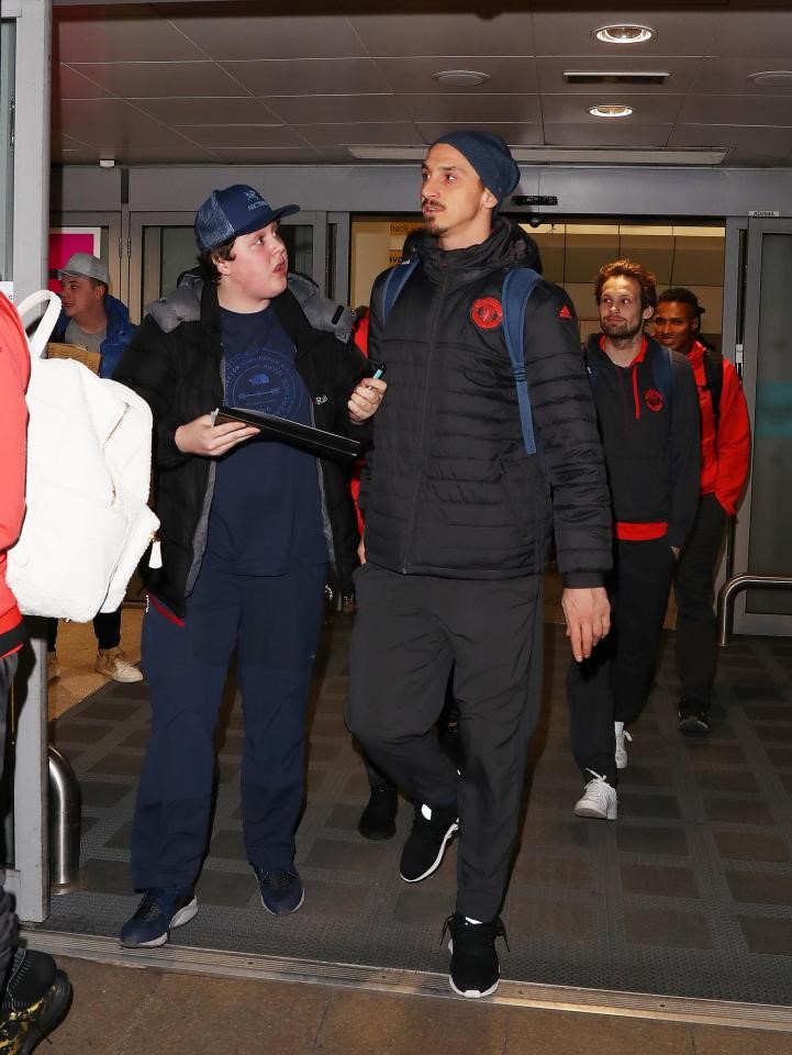 Anh chàng CĐV mập rất tích cực, xông xáo. Trong ảnh, cậu ta đang năn nỉ siêu sao Zlatan Ibrahimovic ký tặng.