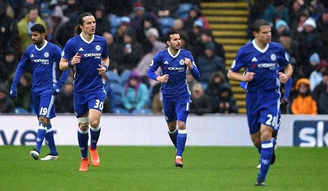 Chức vô địch vẫn chưa hoàn toàn thuộc về Chelsea. Ảnh: Daily Mail.