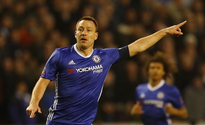 John Terry là biểu tượng của lòng trung thành tại Premier League. Anh gắn bó với Chelsea 18 năm rưỡi. Kỷ lục này hãy còn lâu mới bị phá vỡ bởi người xếp sau Terry về số năm cống hiến lâu nhất là Wayne Rooney, mới có 12 năm rưỡi phục vụ Manchester United.