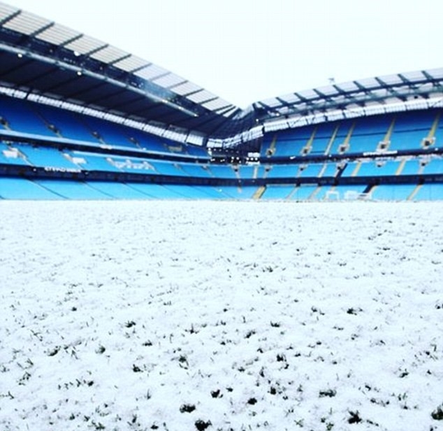 Không chỉ có Old Trafford, sân nhà của hàng xóm Man City là Etihad cũng trong tình trạng tương tự. Nếu không dọn dẹp nhanh lớp tuyết bám trên sân, đoàn quân của Pep Guardiola sẽ gặp nhiều khó khăn trong trận đá lại vòng 5 FA Cup với Huddersfield Town vào đêm mai (2/3).