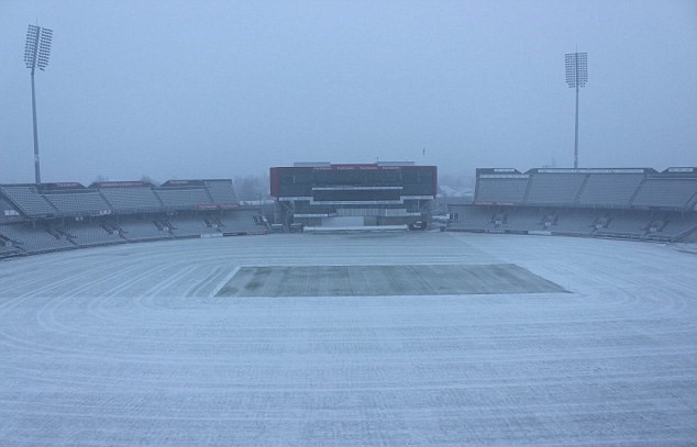 Cách Old Trafford chỉ 700 m, sân nhà của CLB Cricket Lancashire County. BLĐ sân đang lo sốt vó bởi mùa giải chỉ còn hơn một tháng nữa là sẽ khởi tranh.