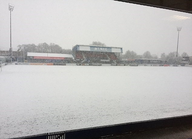 "Nạn nhân" đầu tiên của đợt tuyết rơi này đã được xác định. Trận đấu trong khuôn khổ giải hạng 5 giữa 2 CLB bán chuyên Macclesfield Town và Gateshead vào ngày mai chính thức bị hoãn vô thời hạn.