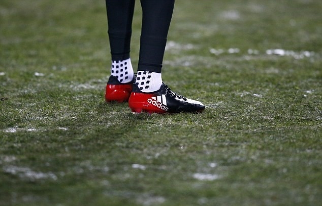 Jose Mourinho là một HLV vô cùng khó tính. Ông từng công khai phê phán UEFA vì sắp xếp MU đến làm khách đến Ukraine bất chấp thời tiết khắc nghiệt ở lượt trận cuối cùng vòng bảng Europa League: “Mặt sân bị đóng băng và rất cứng. Tôi tin Liên đoàn bóng đá châu Âu biết tình trạng mặt sân và mọi người đều biết điều kiện thời tiết tại Ukraine nói riêng và Đông Âu nói chung là rất khắc nghiệt.”