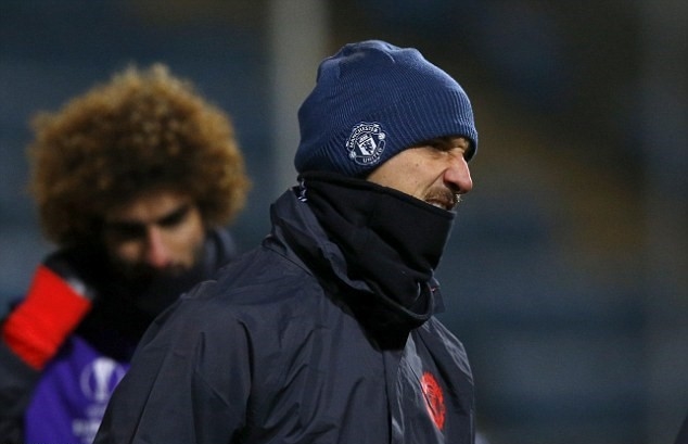 Ibrahimovic cùng đồng đội gặp khá nhiều khó khăn với mặt sân đóng băng trơn trượt, dễ dẫn đến chấn thương.