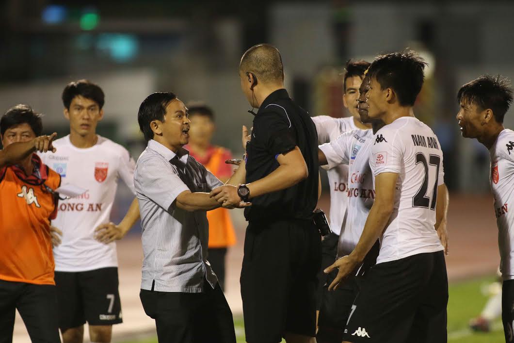 Lãnh đội, HLV, cầu thủ và CĐV, ai cũng thích chửi trọng tài.