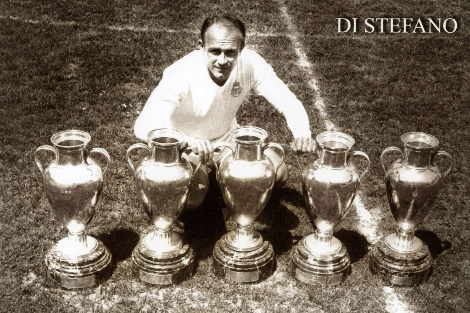 Alfredo di Stefano (1953 - 1964): Vụ chuyển nhượng của huyền thoại bóng đá người Argentina thực sự ly kỳ. Đây là thương vụ khiến mối thâm thù giữa Real Madrid và đại kình địch Barca ngày càng lớn. Dù gã khổng lồ xứ Catalan đạt thỏa thuận chiêu mộ Di Stefano từ câu lạc bộ River Plate, nhưng cuối cùng Real mới là đội sở hữu chữ ký của ông. Trong màu áo đội chủ sân Bernabeu, huyền thoại người Argentina giúp "Los Blancos" giành 5 chức vô địch C1/Champions League và 8 danh hiệu La Liga.