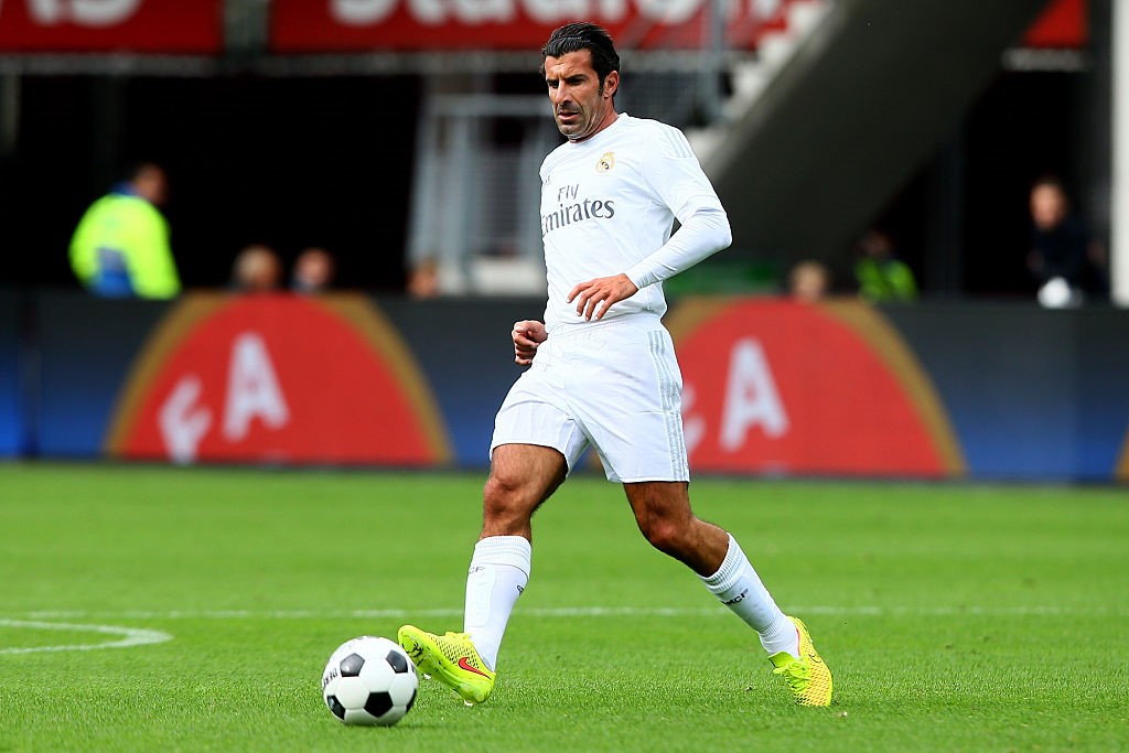 Luis Figo (2000 - 2005): Trước khi chạy đến Real Madrid, anh là biểu tượng ở Barca. Do vậy, Luis Figo đã phải nhận thái độ thù địch của cổ động viên Barca trong lần đầu trở lại sân Nou Camp. Anh chịu những tiếng la ó từ khán đài, thậm chí còn nhận một cái đầu lợn khi thực hiện quả đá phạt góc. Tuy nhiên, đây là thương vụ thành công của Chủ tịch Perez và câu lạc bộ Real. Sau khi gia nhập đội chủ sân Bernabeu với mức phí kỷ lục năm 2000 là 60,1 triệu USD, Luis Figo là thành viên của thế hệ “Galactico 1” và giúp Real giành mọi danh hiệu, trong đó có 2 chức vô địch La Liga và cúp Champions League năm 2002.