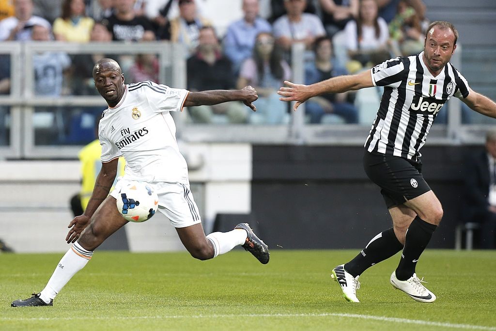 Claude Makelele (2000 - 2003): Anh khoác áo thời đội bóng Hoàng gia Tây Ban Nha chỉ 3 năm nhưng lại để lại dấu ấn trong lịch sử câu lạc bộ. Zidane từng đưa ra nhận xét khi ban lãnh đạo Real quyết định bán anh cho Chelsea để chiêu mộ David Beckham từ MU: “Tại sao lại phải dát thêm vàng lên chiếc Bentley trong khi mất cả cỗ máy?" Điều đó cho thấy tầm quan trọng của Claude Makelele trong việc vận hành đội chủ sân Bernabeu. Anh đã giúp Real Madrid giành 2 chức vô địch La Liga và danh hiệu Champions League mùa giải 2001/02.