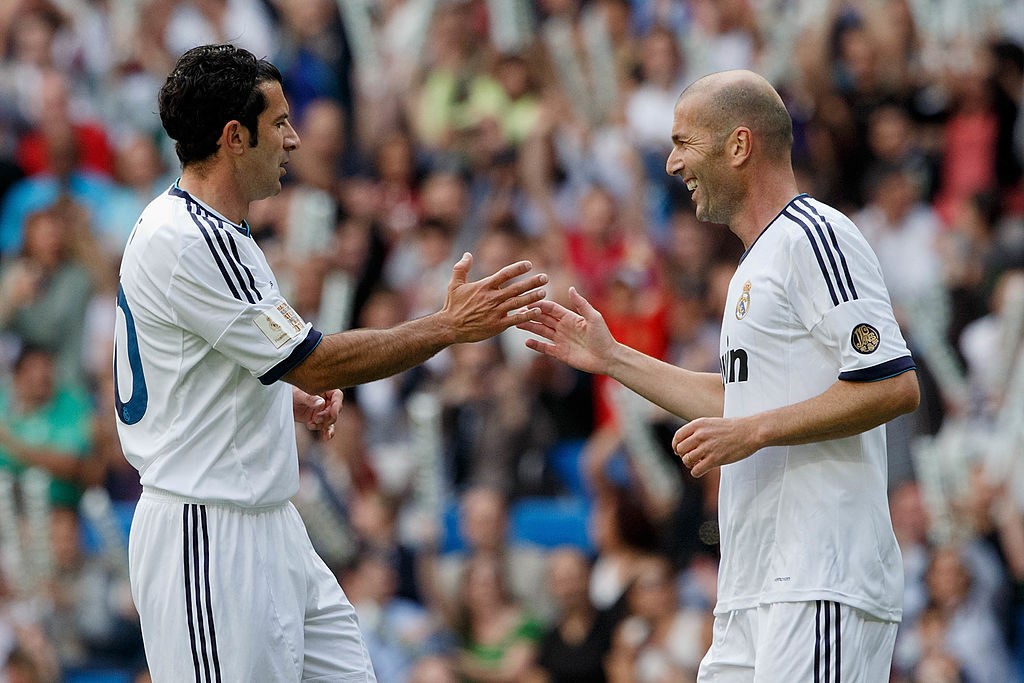 Zinedine Zidane (2001 - 2006): Trước khi gia nhập Real, anh đã là một trong những cầu thủ xuất sắc thế giới. Zidane chuyển đến sân Bernabeu theo hợp đồng chuyển nhượng kỷ lục năm 2001 với mức phí 77,5 triệu euro. Zidane trở thành huyền thoại Real với 37 bàn thắng và 44 đường chuyền kiến tạo trong 150 trận. Anh ghi một trong những bàn thắng đẹp nhất lịch sử chung kết Champions League với cú volley mang về chức vô địch cho Real ở trận gặp Bayer Leverkusen năm 2002.