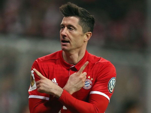 Lewandoski đang đạt phong độ hủy diệt ghi 30 bàn thắng sau 33 trận. Ảnh: Fcb.de.