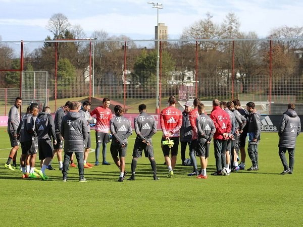 Các cầu thủ Bayern tập luyện trên sân Koln. Ảnh: Fcb.de.