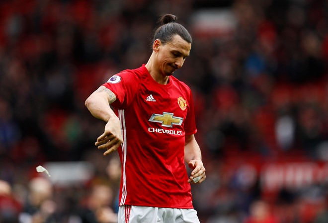 Ibra trở thành tội đồ trong trận MU hòa Bournemouth. Ảnh: Reuters.