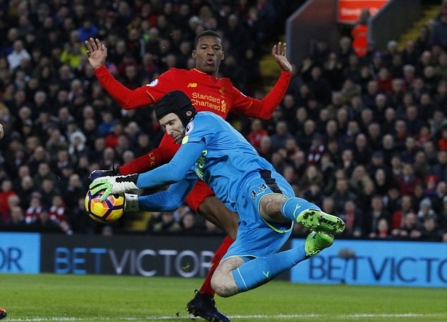 Cech là người tiên phong trong việc sử dụng mẫu găng thế hệ mới này nhưng nó không thể giúp anh giữ sạch lưới trong chuyến làm khách đến sân Anfield cuối tuần qua.