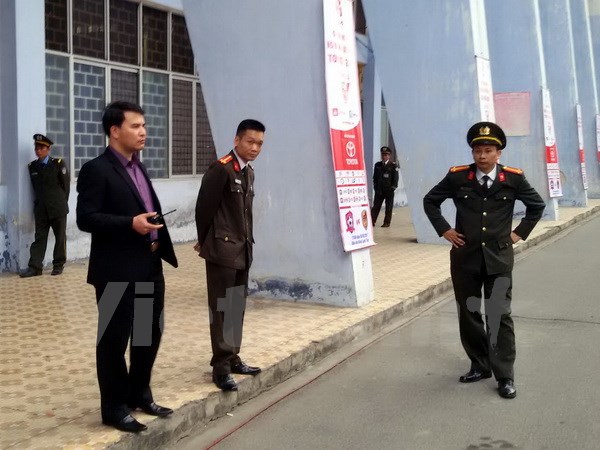 Nhân viên an ninh sân Lạch Tray từ chối cho phóng viên vào sân tác nghiệp. Ảnh: Văn Đức.