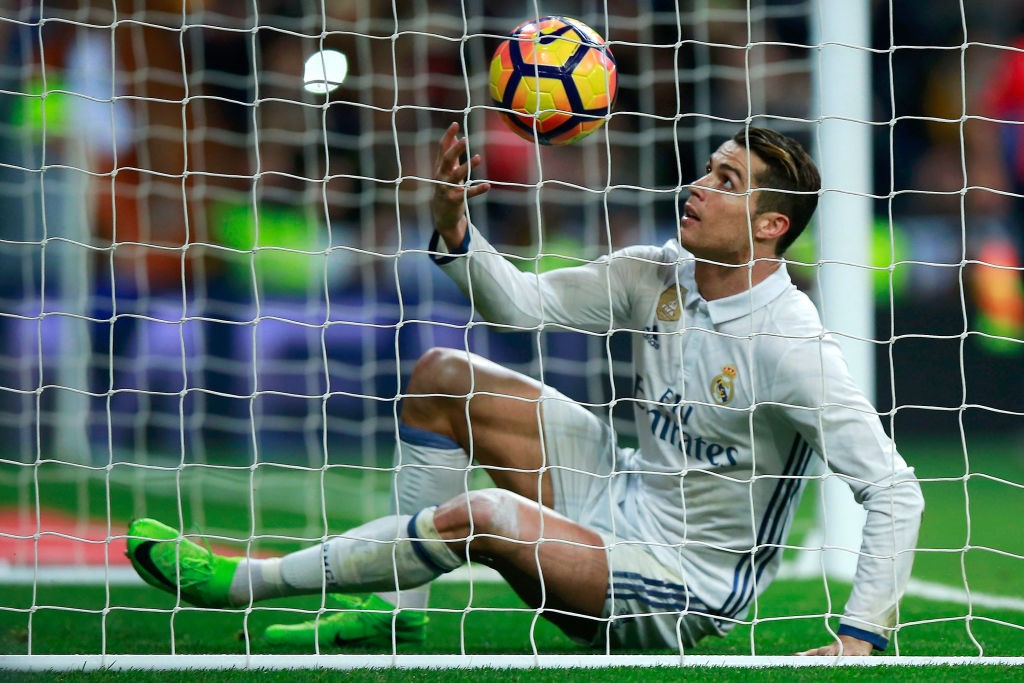 4. Có 392 cầu thủ đã ghi ít nhất 1 bàn cho Real. Chân sút hàng đầu lịch sử đội bóng đang là Cristiano Ronaldo với 392 bàn. Vị trí thứ nhì gọi tên Raul Gonzalez với 323 bàn.