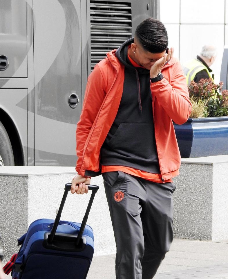 Hôm qua (7/3), các cầu thủ của Manchester United đã bắt chuyến bay sang Nga để tham dự trận lượt đi vòng 16 đội Europa League trên sân của Rostov. Marcos Rojo đã không thể cầm được nước mắt khi hay tin em họ bị bắn chết ở quê nhà.