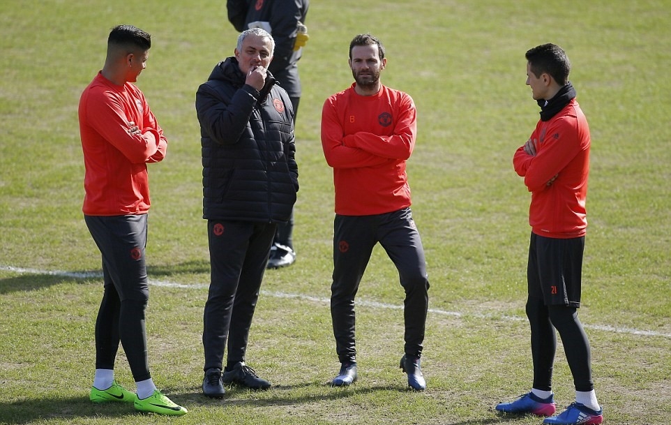 Sau khi di chuyển quãng đường dài 6.865 km, thầy trò HLV Jose Mourinho đã hạ cánh an toàn và ngay lập tức có buổi làm quen với Olimp-2 - sân nhà của FC Rostov.