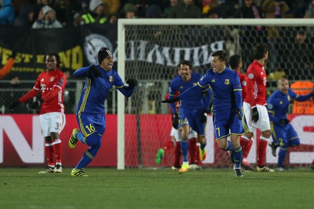 Các cầu thủ Rostov ăn mừng trong chiến thắng trước Bayern.