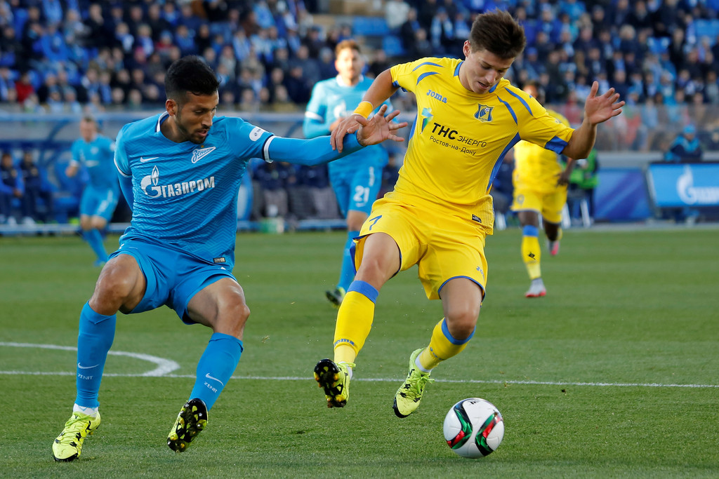 Dmitry Poloz (phải) là ngôi sao sáng nhất bên phía Rostov.