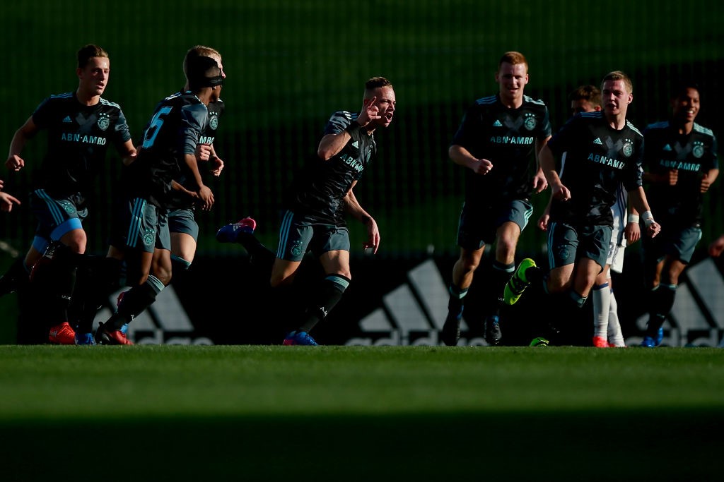Tuy nhiên, Ajax mới là đội bóng dứt điểm hiệu quả hơn khi có bàn gỡ hòa 1-1 sau pha đánh đầu của Lang ở phút 66.