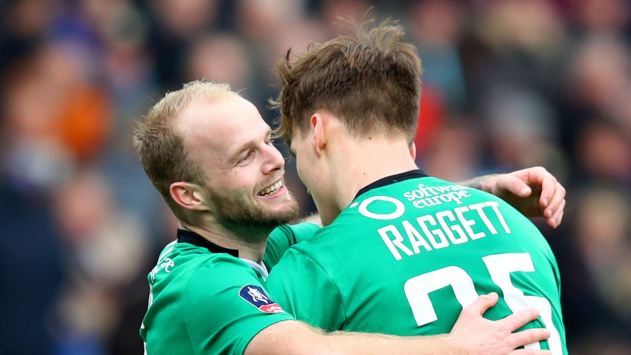 The Imps chưa bao giờ giành thắng lợi khi làm khách của Arsenal trên mọi mặt trận (hòa 3, bại 10). Tuy vậy, trận đấu tới sẽ là lần đầu tiên sau 102 năm Arsenal tiếp đón Lincoln trên sân nhà.