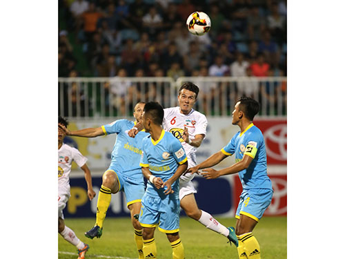 Mobi Fehr (6) gây thất vọng khi HAGL thua Sanna Khánh Hòa BVN 0-2 tối 11-3. Ảnh: Minh Trần.