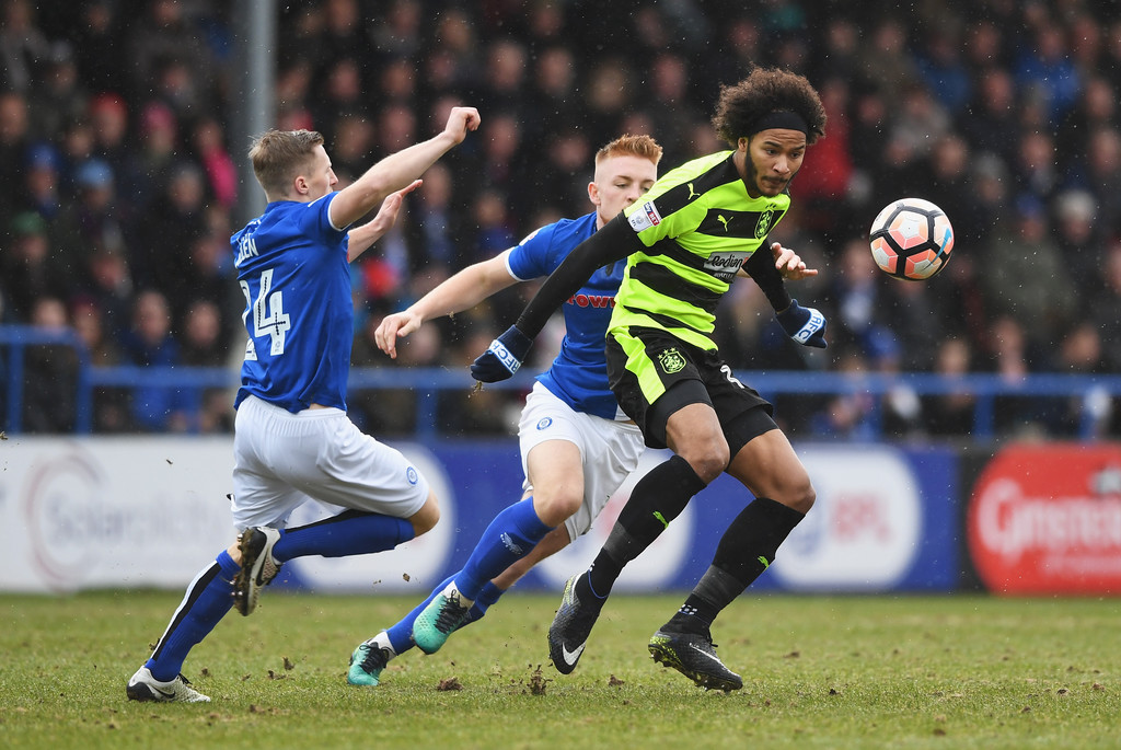 4. Isaiah Brown - Chelsea (cho Huddersfield mượn): Thêm một tài năng trẻ khác của The Blues đang tỏa sáng tại Championship. Sau nửa đầu mùa giải ghi dấu ấn tại Rotherham (Hà Lan), tiền đạo 20 tuổi này đã trở về Anh trong màu áo The Terriers. Ở đội chủ sân Kirklees, Dù chưa thực sự hòa nhập cùng các đồng đội mới, Brown vẫn góp ba bàn thắng trong chín lần ra sân. Ảnh: Talksport.