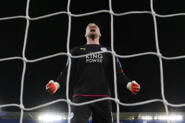 Kasper Schmeichel sắm vai người hùng của Leicester.